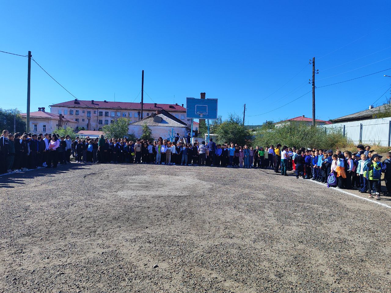 В Кяхте сотрудники пожарной охраны успешно провели учебную эвакуацию школы.