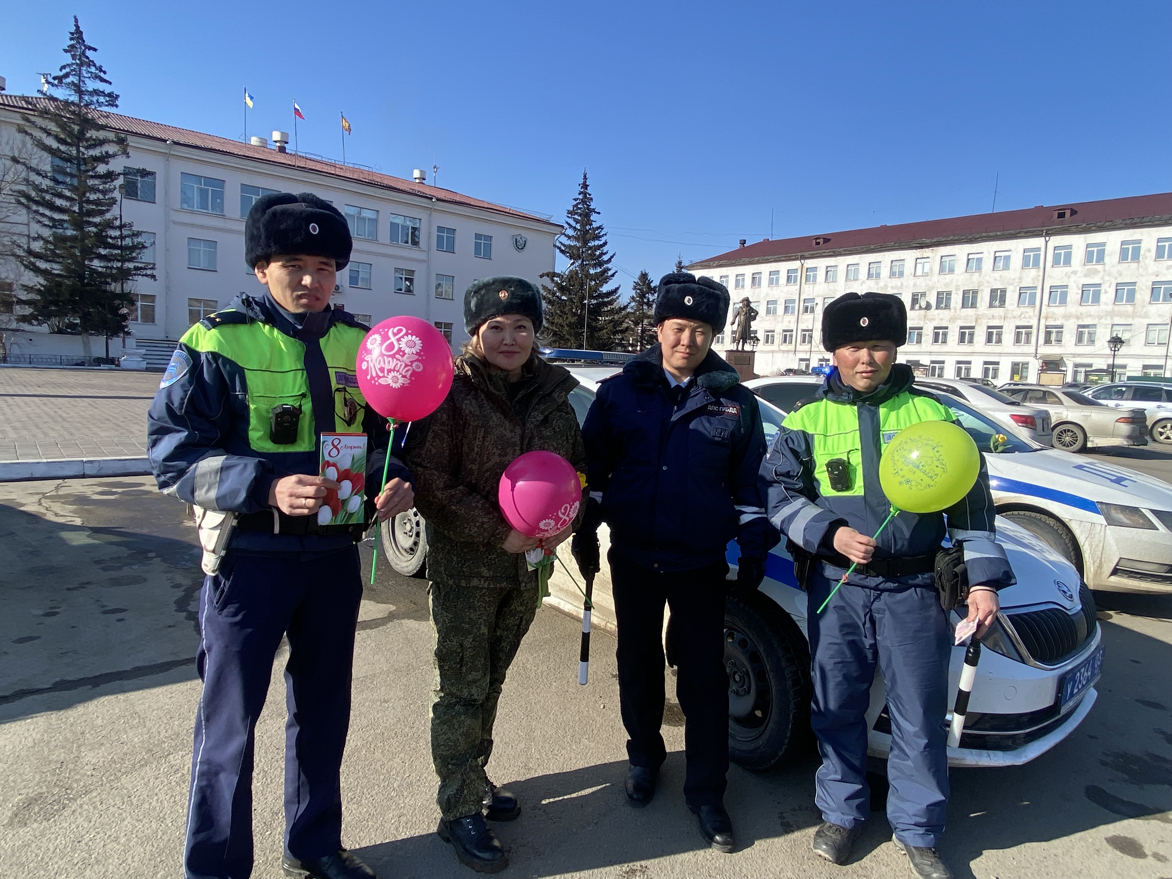    В Кяхтинском районе прошла акция «С 8 марта поздравляем – ПДД не нарушаем».       .