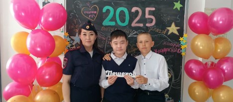 В Кяхтинском районе выпускники школ поддержали профилактическую акцию «Безопасные каникулы».