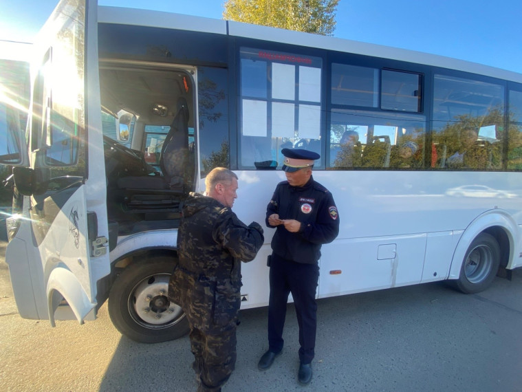 Автоинспекторы Кяхтинского района проверили соблюдение ПДД водителями автобусов. Автоинспекторы Кяхтинского района проверили соблюдение ПДД водителями автобусов.