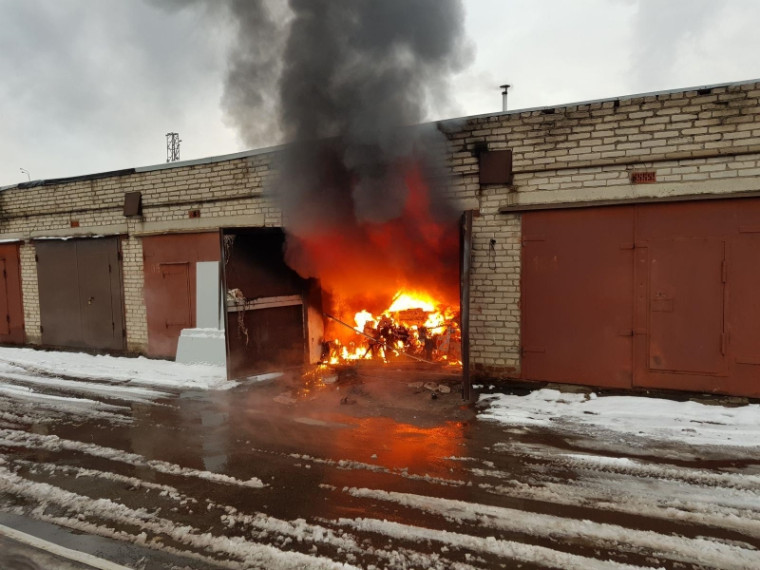Напоминает о сезонном риске возгораний гаражей и автомобилей. Напоминает о сезонном риске возгораний гаражей и автомобилей.