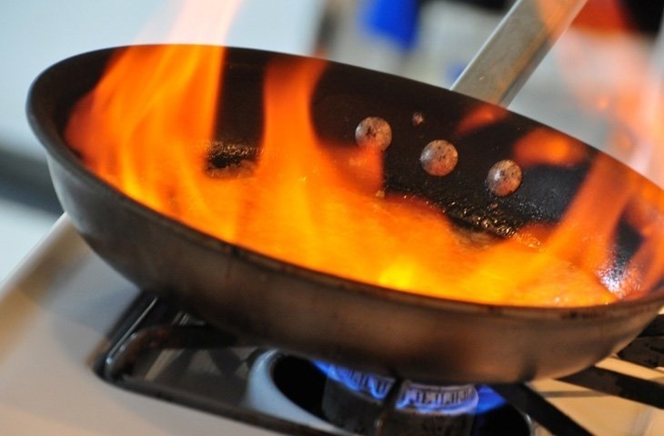 Чем затушить горящее масло?. Чем затушить горящее масло?.